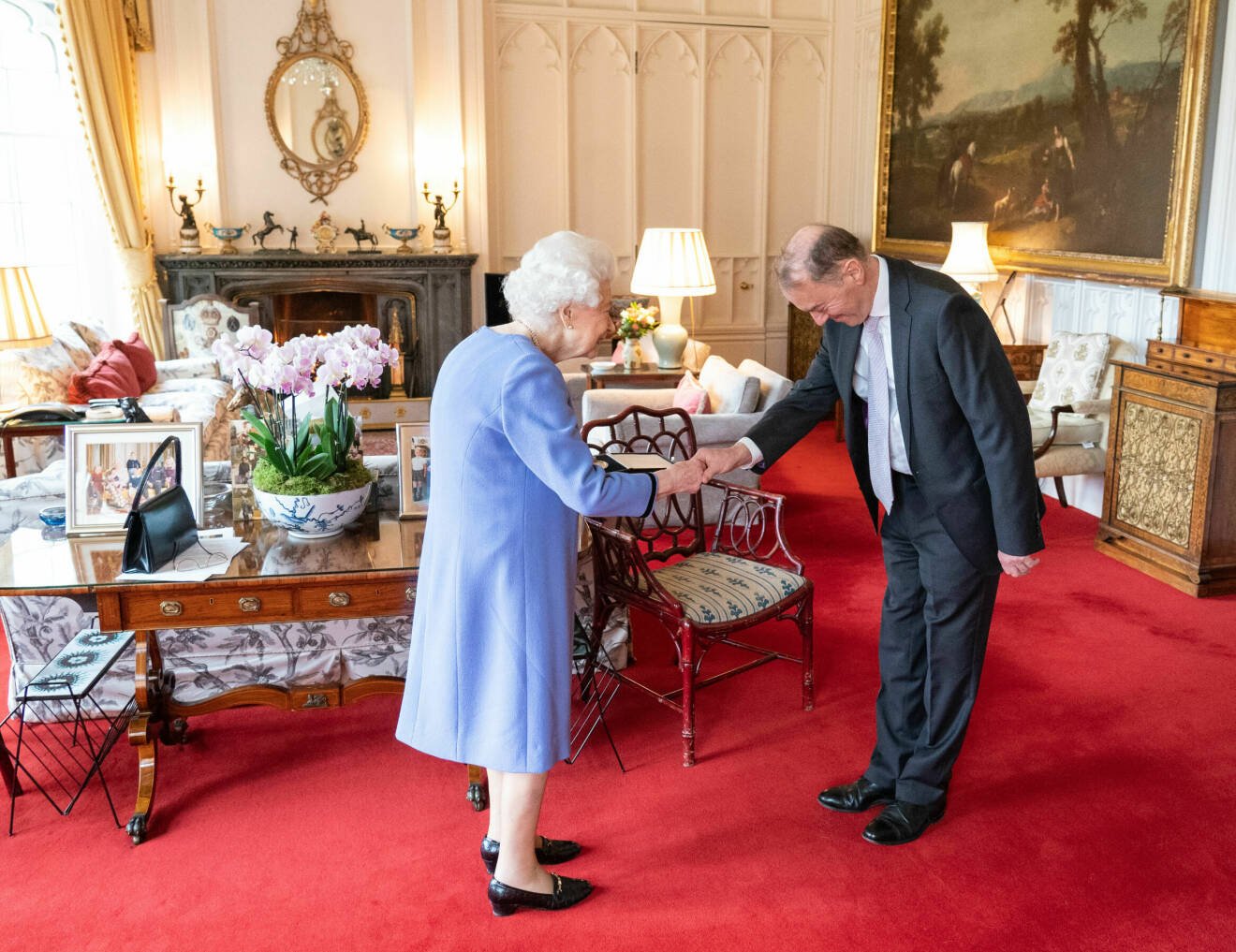 Drottning Elizabeth i The Oak Room i sin privata våning på Windsor