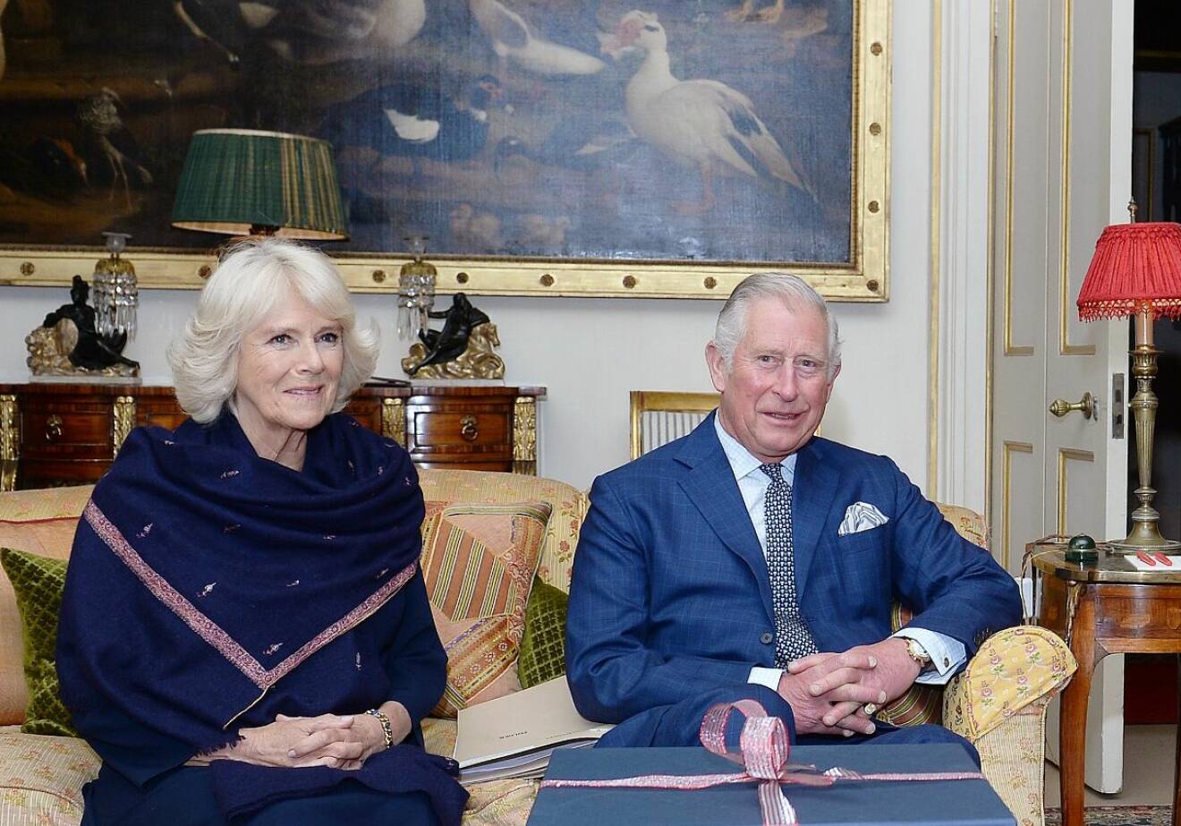 Kung Charles och drottning Camilla i soffan på Clarence House