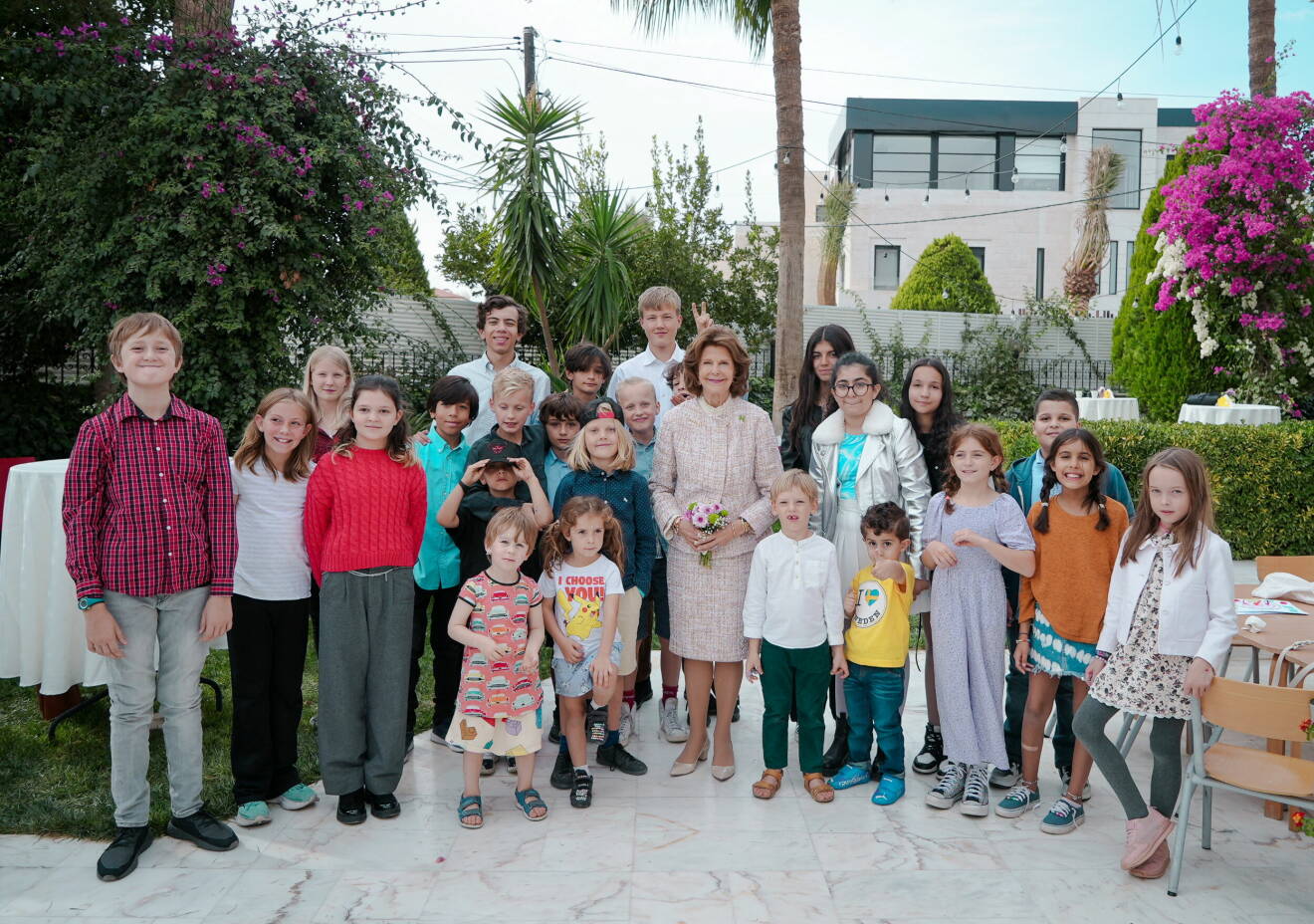 Drottning Silvia i Amman – med ambassadpersonalen och deras familjer