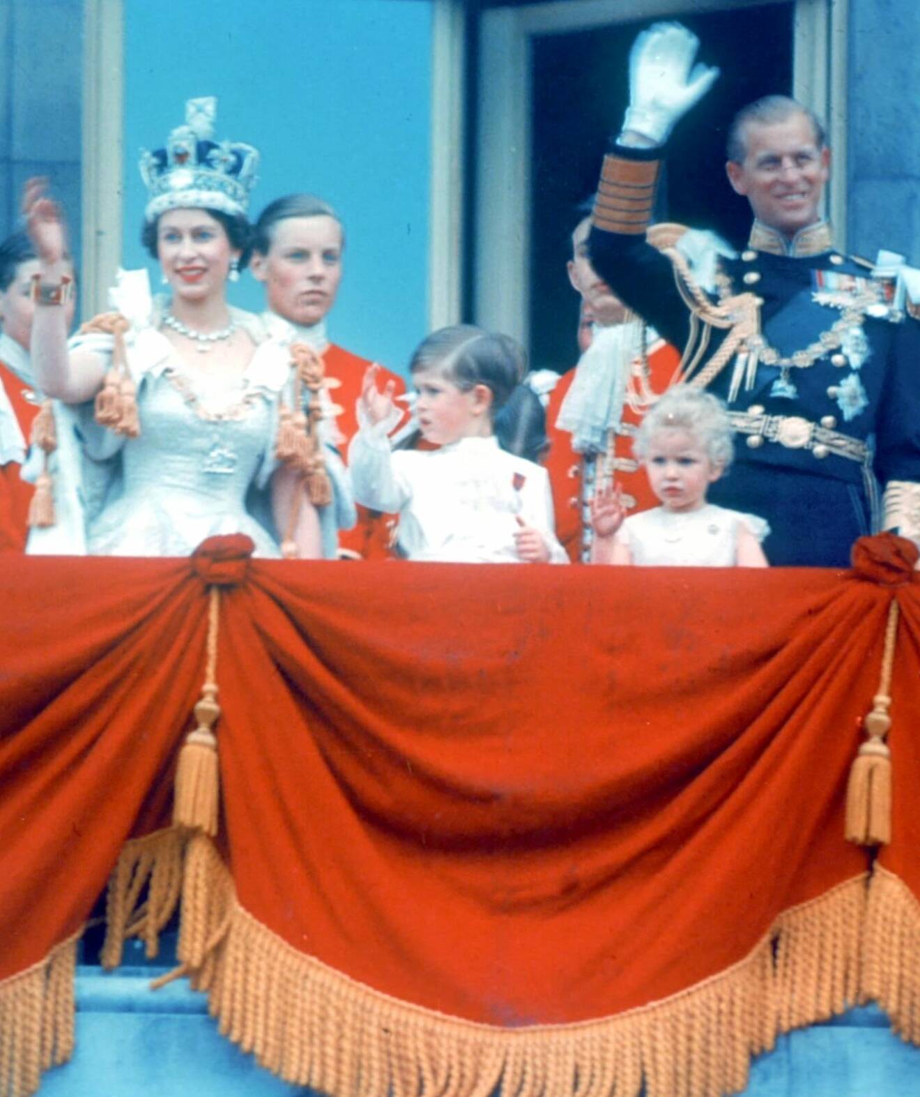 Kung Charles på slottsbalkongen när hans mamma drottning Elizabeth kröntes 1953