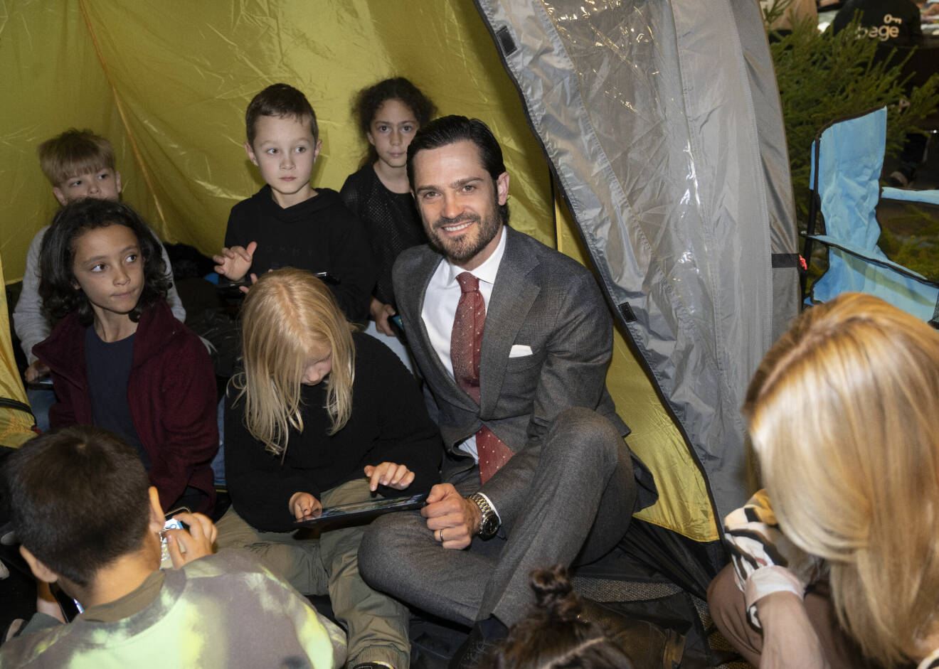 Prins Carl Philip i Solna Folkets Hus för att lansera spelet Det stora äventyret, här busar han i ett tält