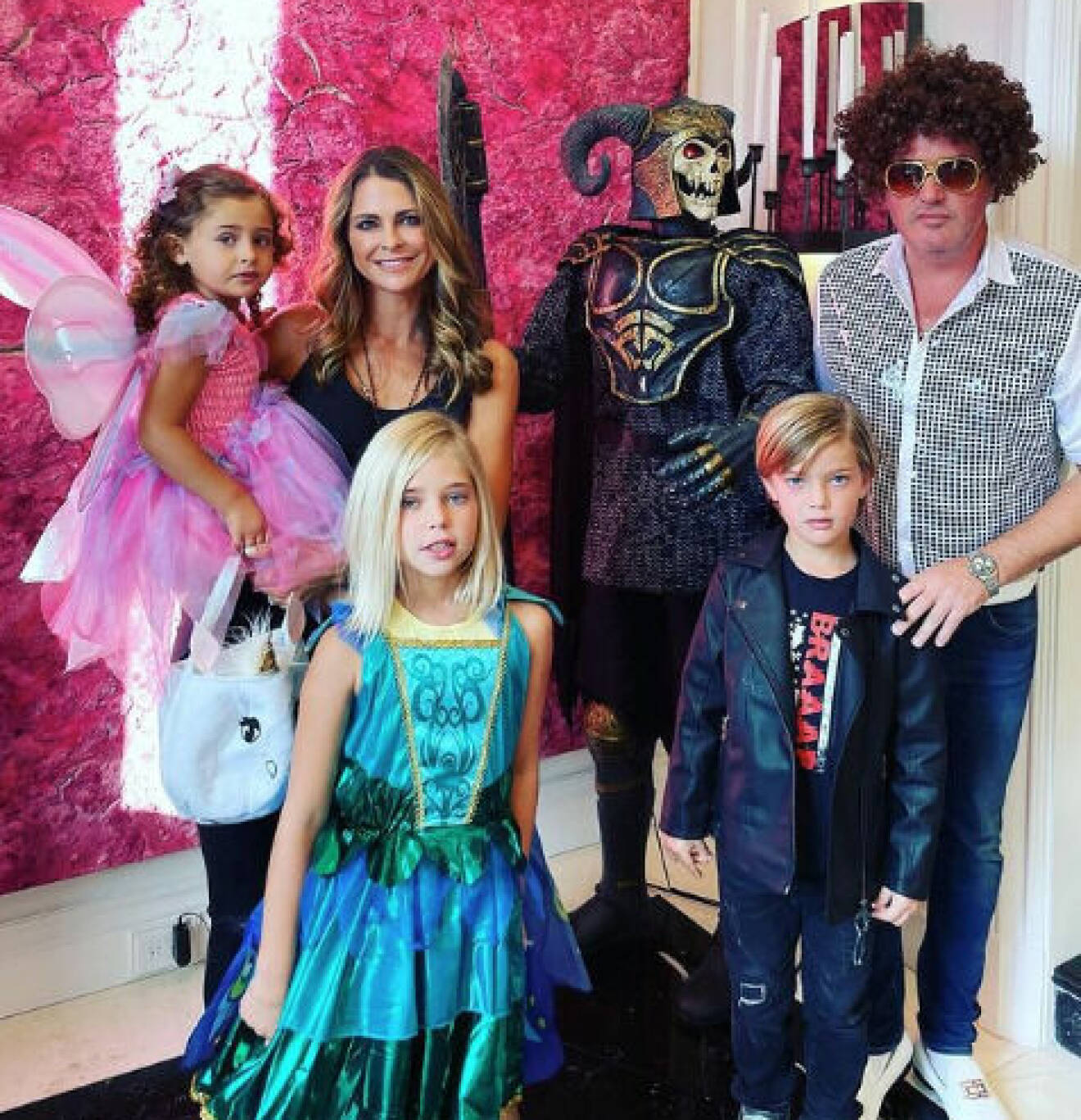 Prinsessan Madeleine och Chris O’Neill med barnen Adrienne, Leonore och Nicolas utklädda – Halloween 2021