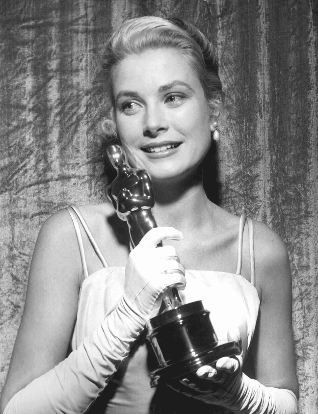 Grace Kelly med sin Oscarsstatyett 1955