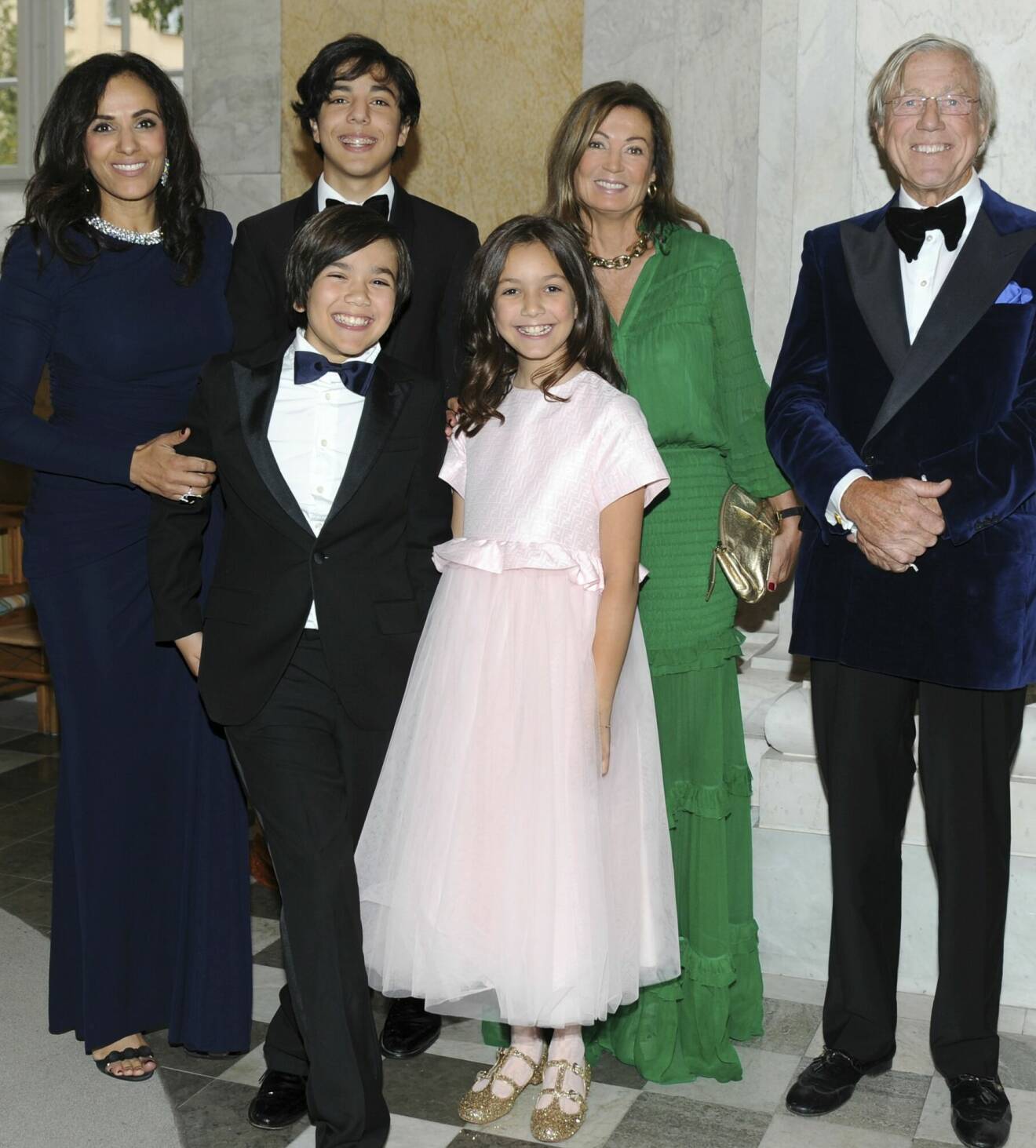 Bathina och Aje Philipson 2019 med sina barn Axel, Hugo och Märta. Till höger Camilla Stern.