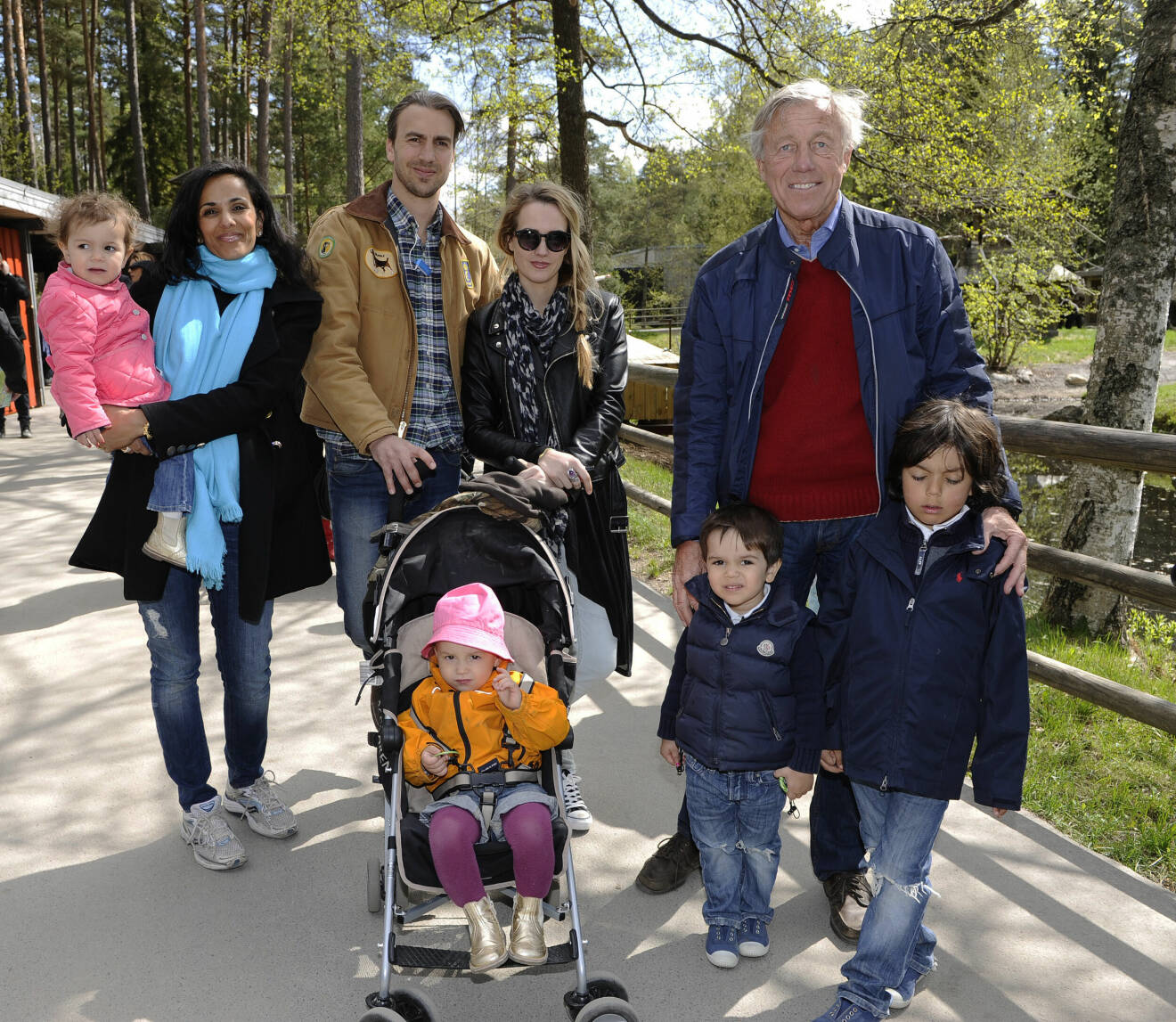 Bathina och Aje Philipson med Andreas Coci Philipson och deras respektive barn
