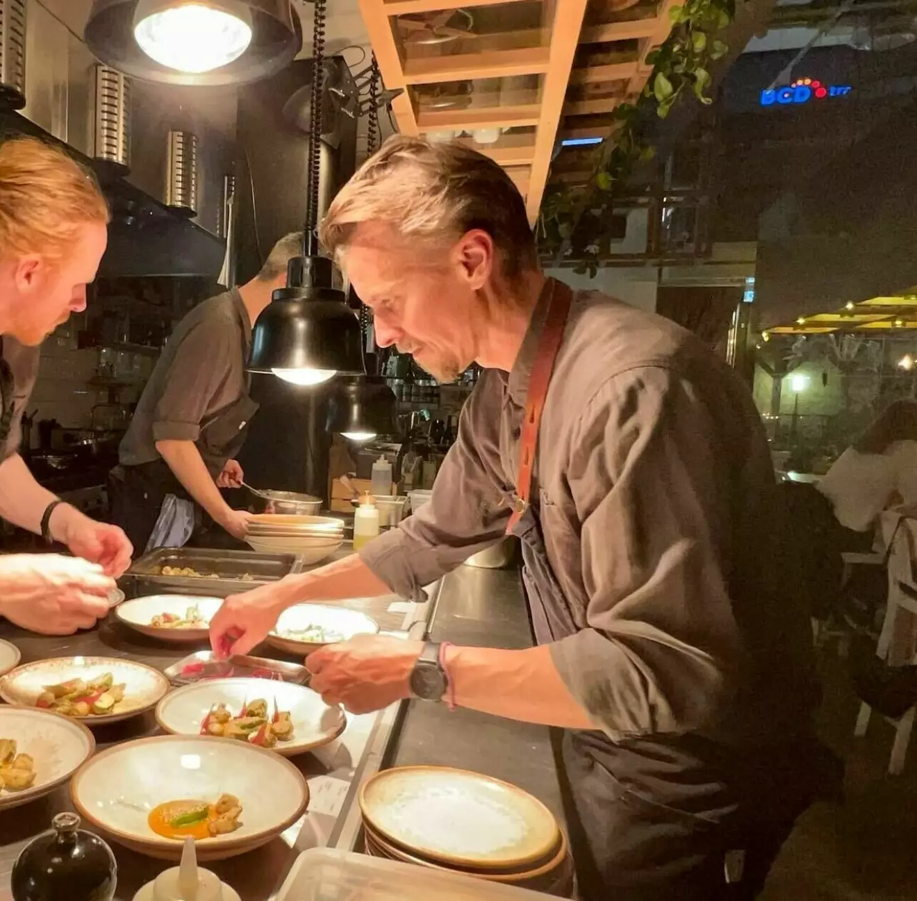 Paul Svensson lagar mat under kungaparets statsbesök i Jordanien 2022