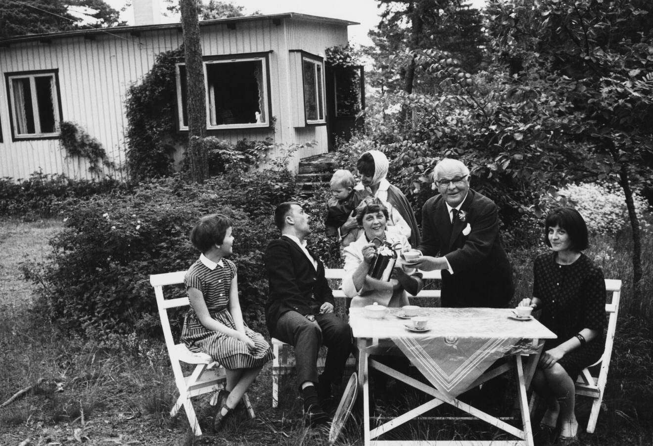 Evert Taube med familj utanför sitt lantställe Sjösala.
