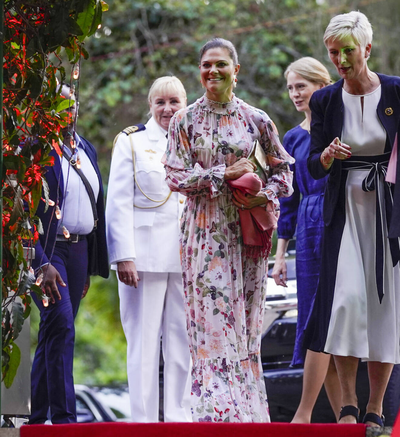 Kronprinsessan Victoria med adjutanten och hovmarskalken Lena Bartholdson samt Sveriges ambassadör Caroline Vicini.
