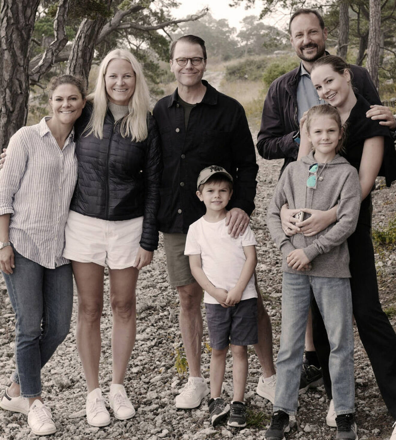 Kronprinsessan Victoria och kronprinsessan Mette-Marit på semester på Gotland 2021 med sina familjer