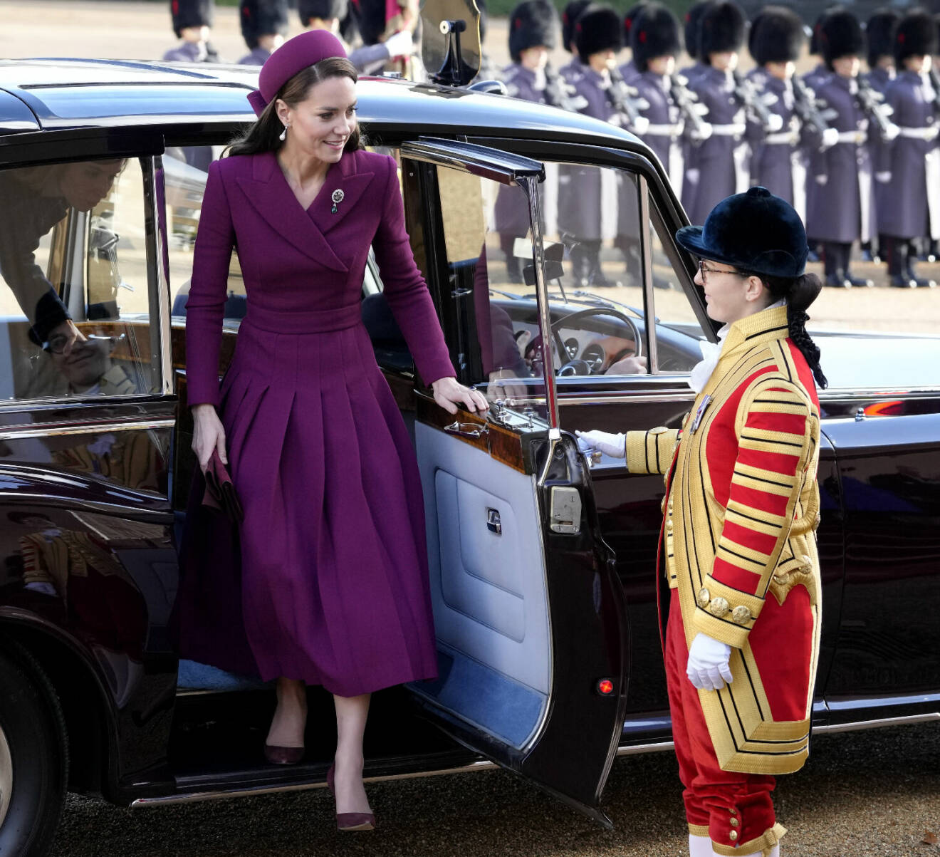 Prinsessan av Wales / hertiginnan Kate / Catherine i lila under statsbesök från Sydafrika