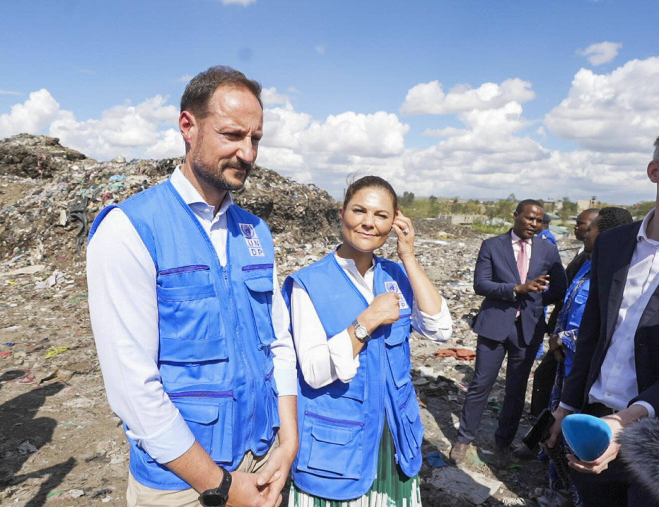 Kronprinsessan Victoria och kronprins Haakon på sopptipp i Kitengali i Kenya