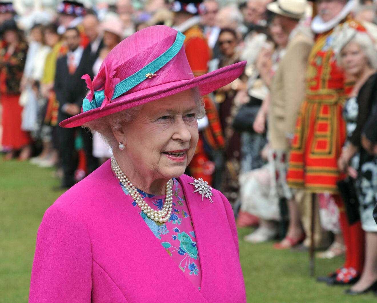 Drottning Elizabeth på gardenparty klädd i chockrosa