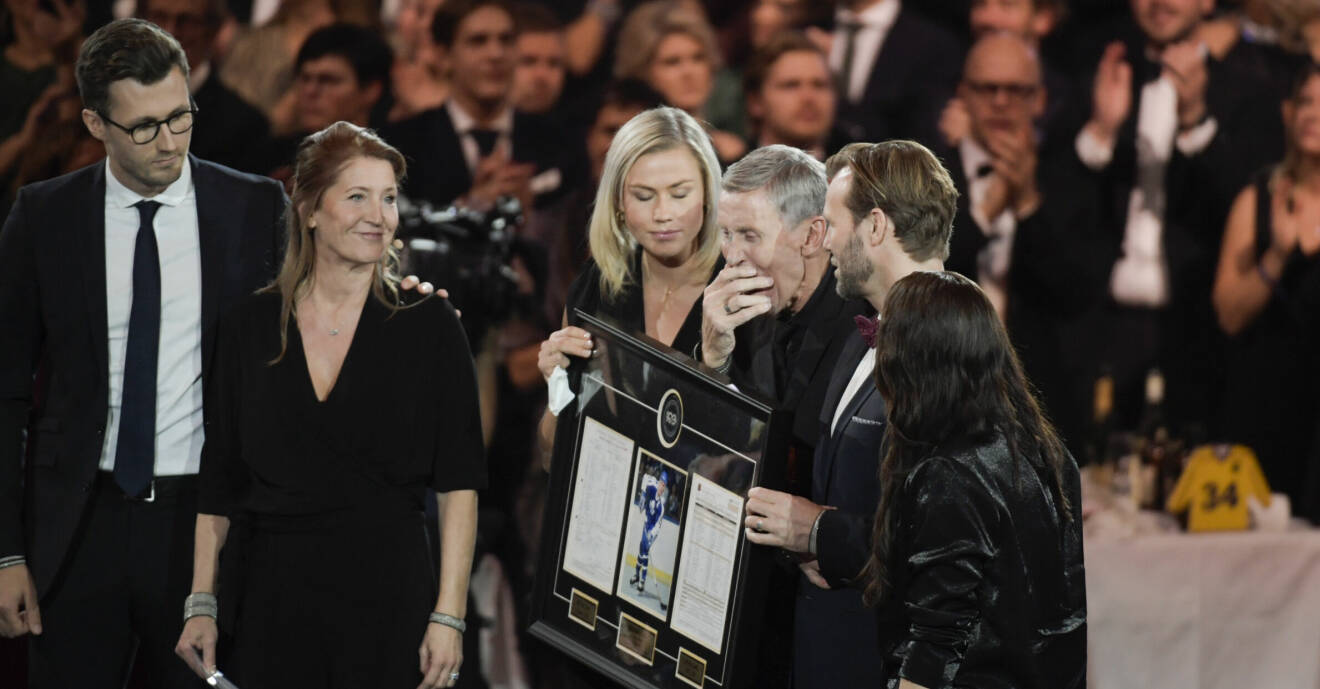 Börje Salming och familjen som tar emot NHL:s hederspris på Tidernas Hockeygala i Avicii Arena