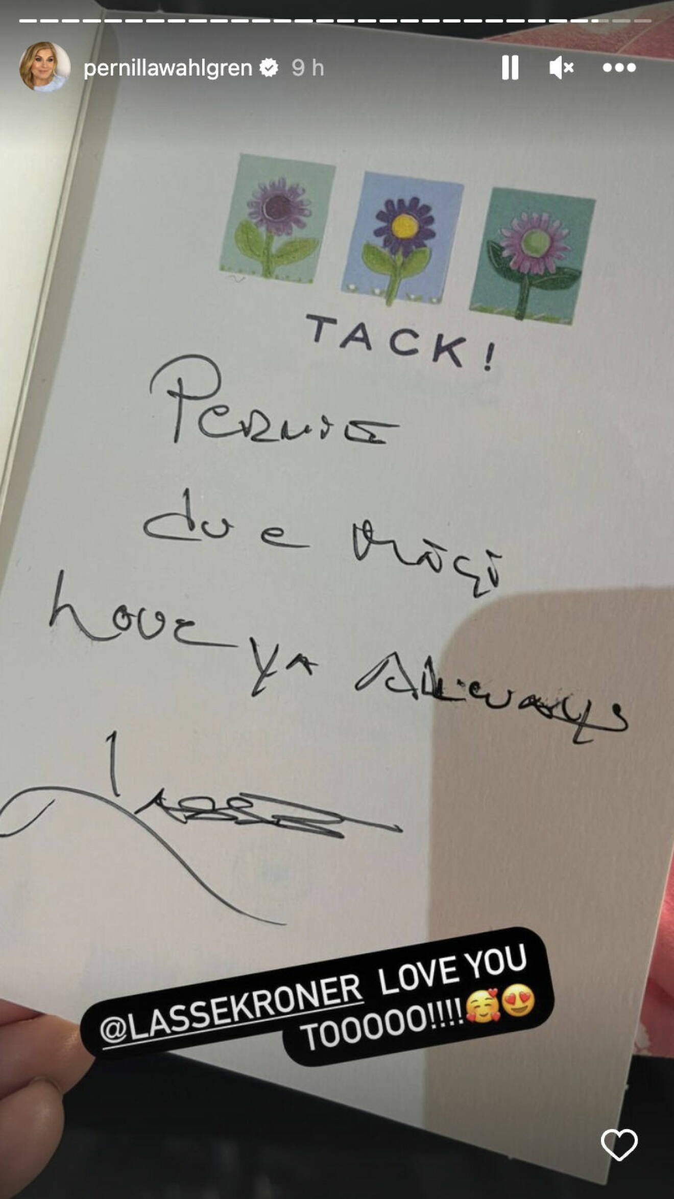 Pernilla Wahlgren visar upp ett kort från Lasse Kronér där han skrivit: "Pernie, du är bäst. Love you always. Lasse