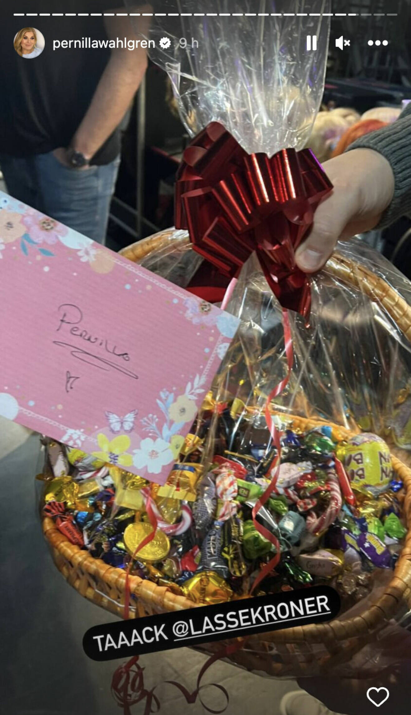 Pernilla Wahlgren visar på Instagram upp en korg full av choklad och godis från Lasse Kronér