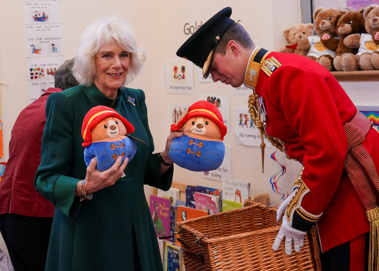 Drottninggemål Camilla med två Paddington-björnar i handen som hon ska ge bort.
