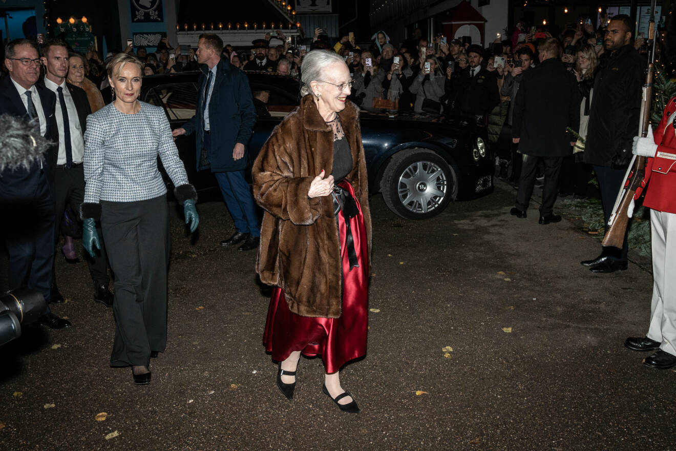Drottning Margrethe anländer till nypremiären av Nötknäpparen