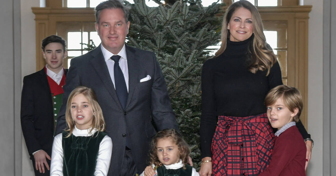 Prinsessan Madeleine, Chris O'Neill och barnen Leonore, Nicolas och Adrienne tar emot granar inför julfirandet från Skogshögskolans studentkår på Stockholms slott