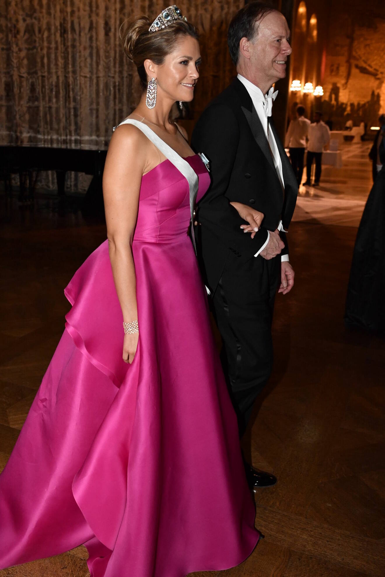 Prinsessan Madeleine i 2019 års Nobelklänning från Angel Sanchez