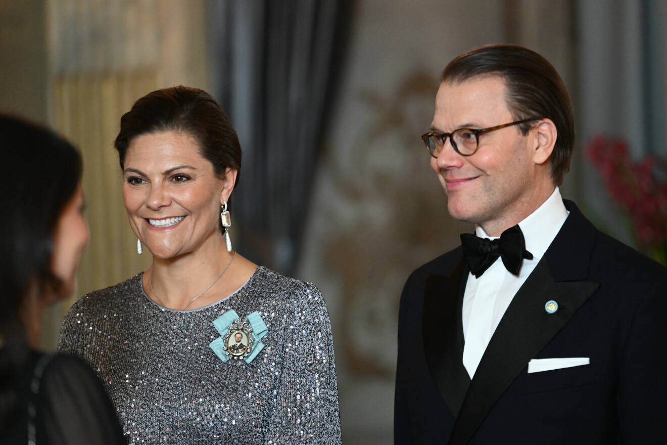 Kronprinsessan Victoria och prins Daniel hälsar på gäster under Riksdagssupé i slottet