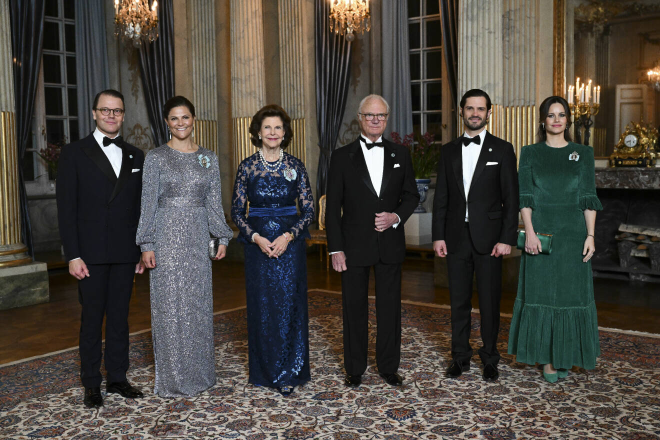 Prins Daniel, kronprinsessan Victoria, drottning Silvia, kungen, prins Carl Philip och prinsessan Sofia inför Riksdagssupé på slottet.