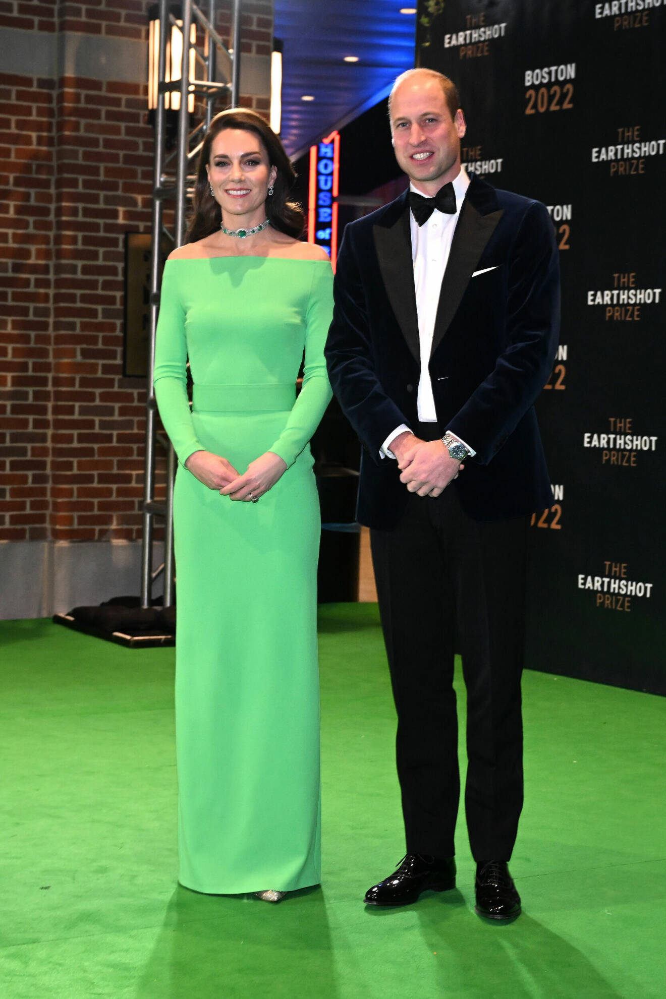 Prinsessan Kate och prins William på prisutdelningen av Earthshot Prize. Prinsessan Kate bär en grön klänning och prins William en mörkblå kostym i sammet.