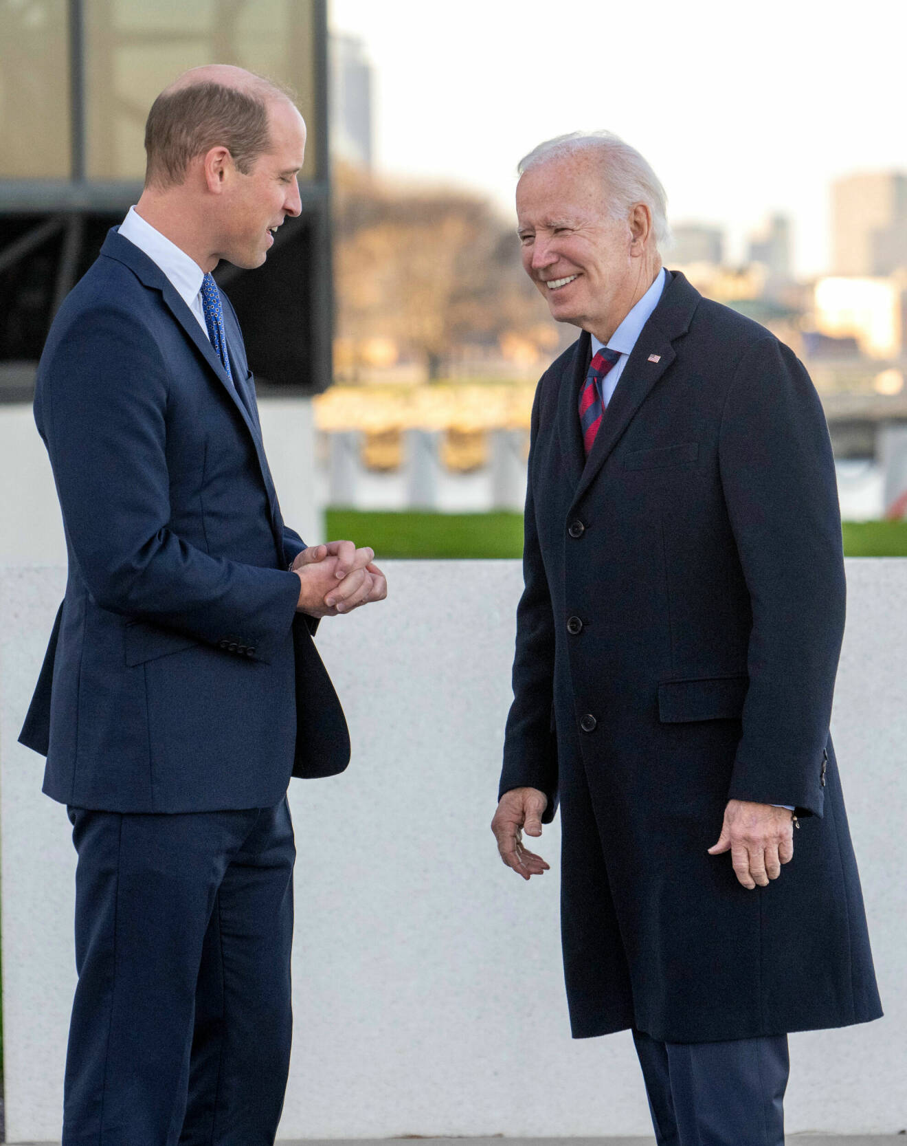 Prins William möter USAs president Joe Biden under sitt besök till USA. Biden skrattar.