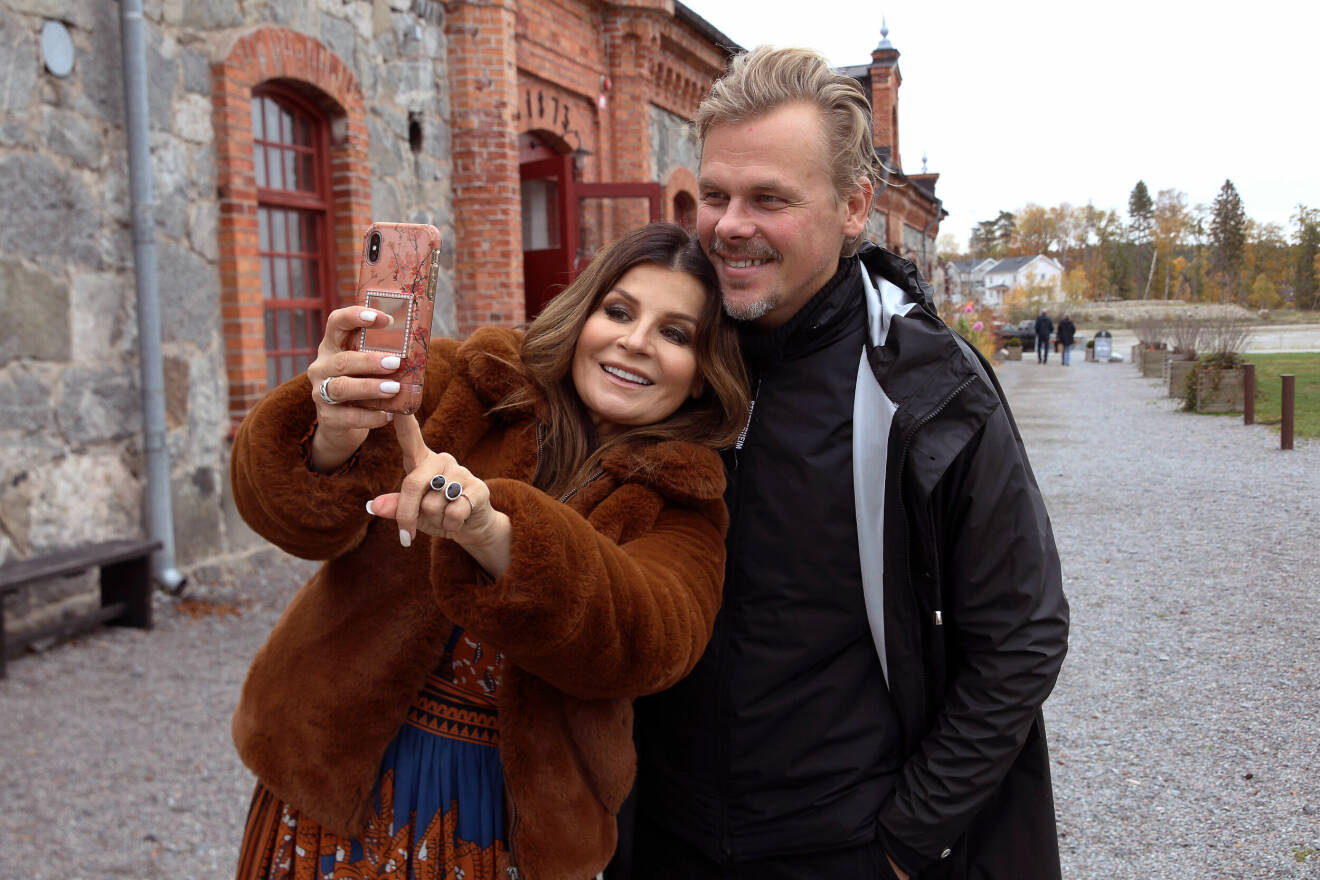 Carola Häggkvist och dåvarande pojkvännen Jimmy Källqvist tar ett foto på sig själva utanför Steninge Slott.