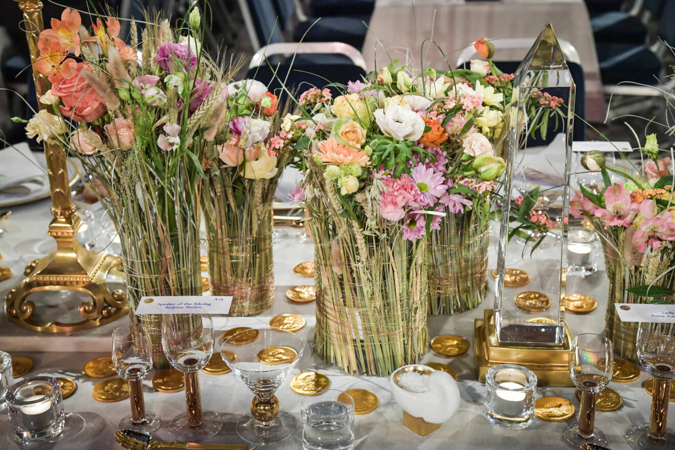 Ett dukat bord på Nobelbanketten 2019 i stadshuset, på bilden syns blommor