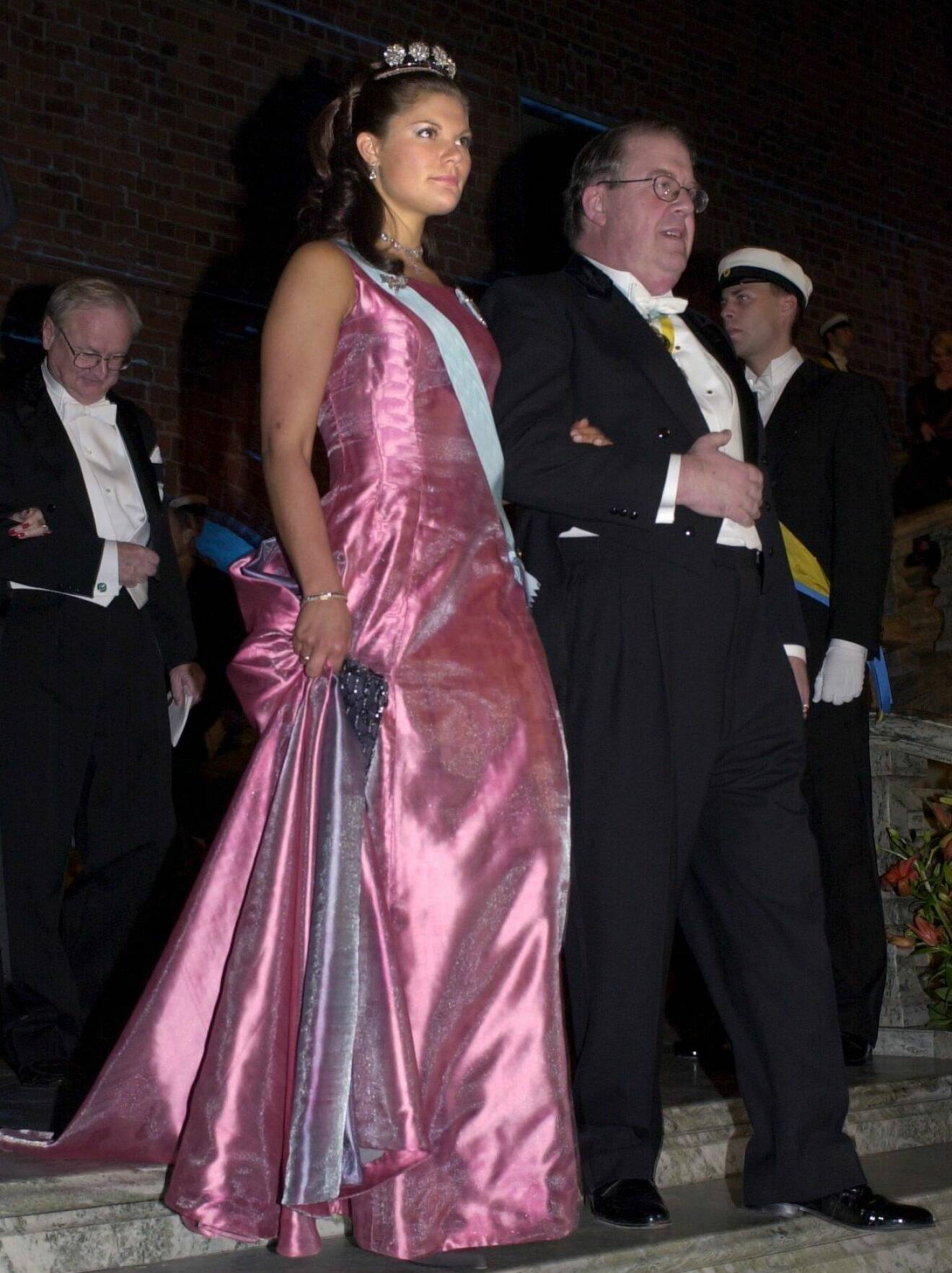 Kronprinsessan Victoria på Nobel 2000 i rosa Nobelklänning av Lars Wallin