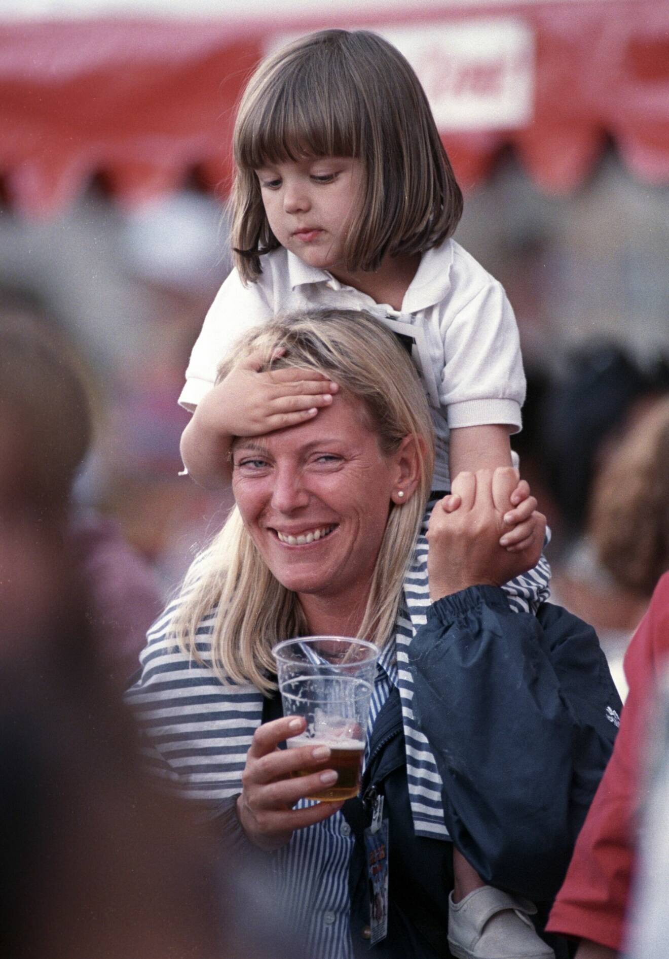Louise Uggla med dottern Agnes på axlarna under Rocktågspremiären i Vadstenam 1994