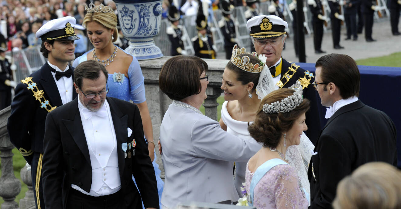 Kronprinsessan Victoria och Daniel Westling tas emot av prins Carl Philip, prinsessan Madeleine, Ewa och Olle Westling, drottning Silvia och kung Carl XVI Gustaf på Logårdstrappan efter rodden med kungaslupen till slottet i Stockholm efter bröllopet på lördagen 19 juni 2010
