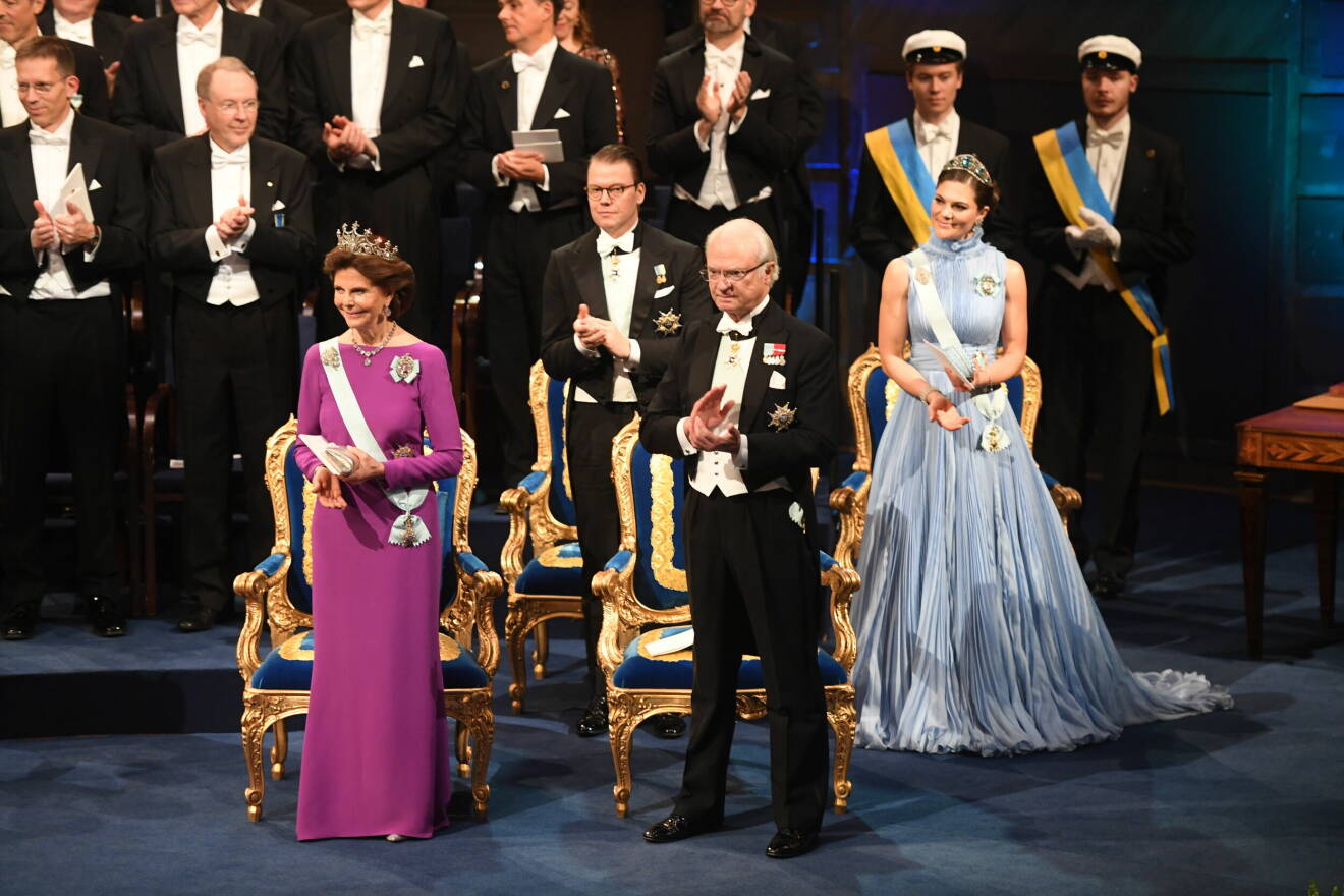 Drottning Silvia, Prins Daniel, kung Carl XVI Gustaf och kronprinsessan Victoria vid Nobelprisutdelningen i Konserthuset i Stockholm på söndagen 2017