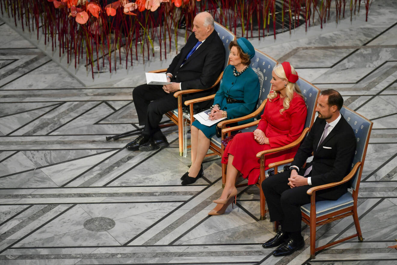 Kung Harald V av Norge, drottning Sonja av Norge, kronprinsessan Mette-Marit av Norge och kronprins Haakon av Norge applåderar under utdelningen av Nobels fredspris 2022 i rådhuset i Oslo, Norge, den 10 december 2022.