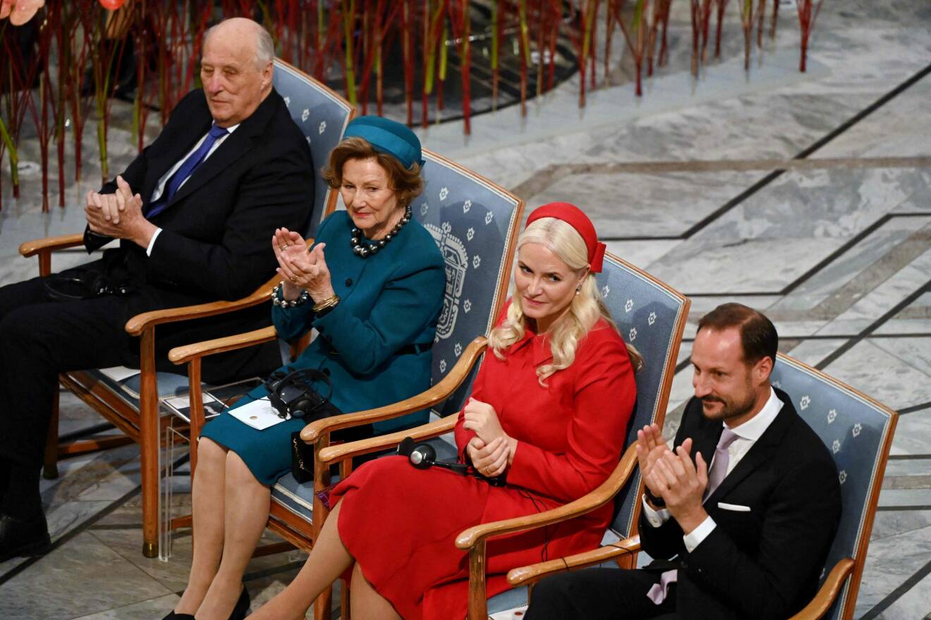 Kung Harald V av Norge, drottning Sonja av Norge, kronprinsessan Mette-Marit av Norge och kronprins Haakon av Norge applåderar under utdelningen av Nobels fredspris 2022 i rådhuset i Oslo, Norge, den 10 december 2022.