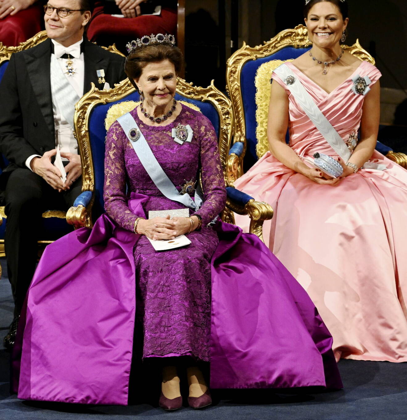 Drottning Silvia på Nobel 2022 i lila cerise Nobelklänning