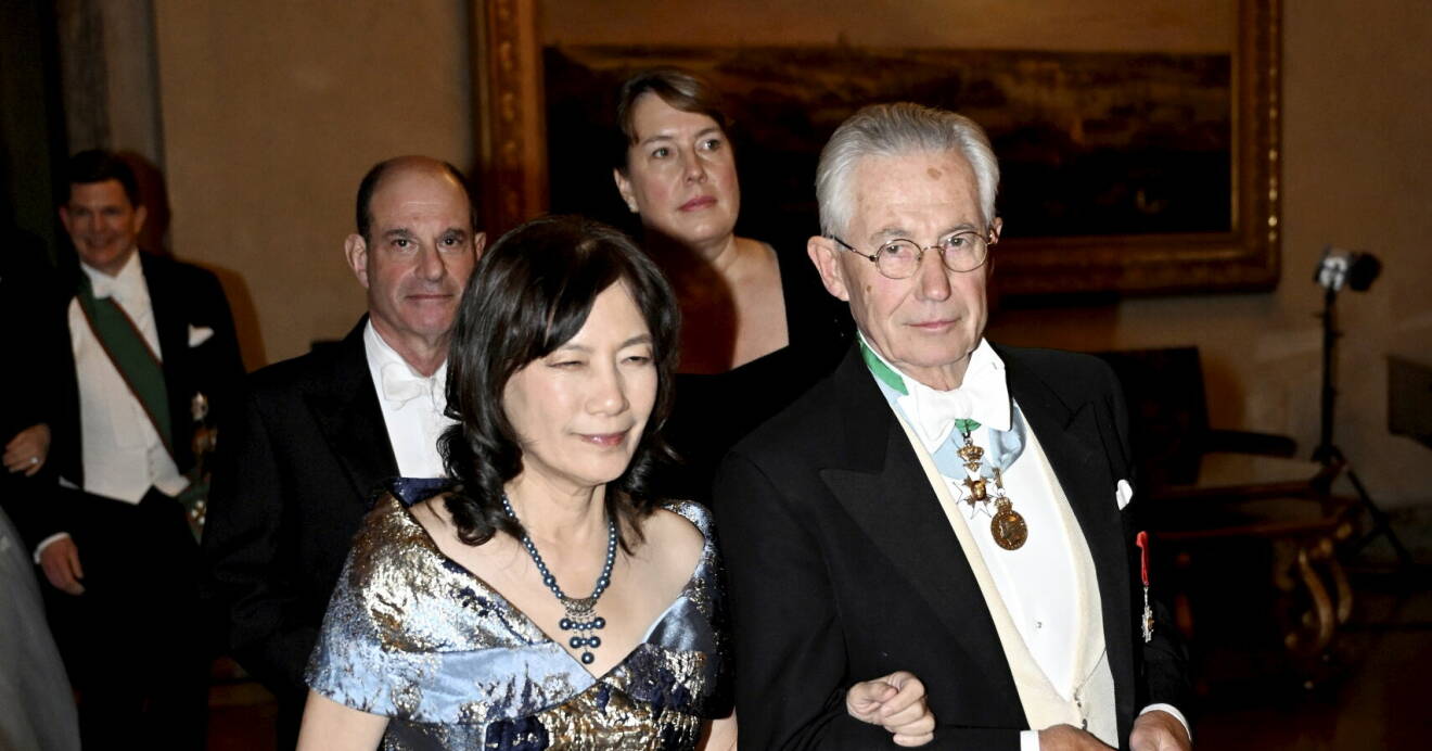 Tord Magnuson med sin bordsdam Ling Wang, partner till Nobelpristagaren i ekonomi Philip H. Dybvig efter middagen på Nobelbanketten i Stadshuset i Stockholm på lördagen