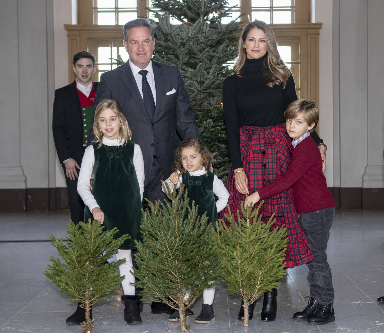 Chris O'Neill och prinsessan Madeleine med barmnen prinsessan Leonore, prinsessan Adrienne och prins Nicolas tar emot granar inför julfirandet från Skogshögskolans studentkår på Stockholms slott.
