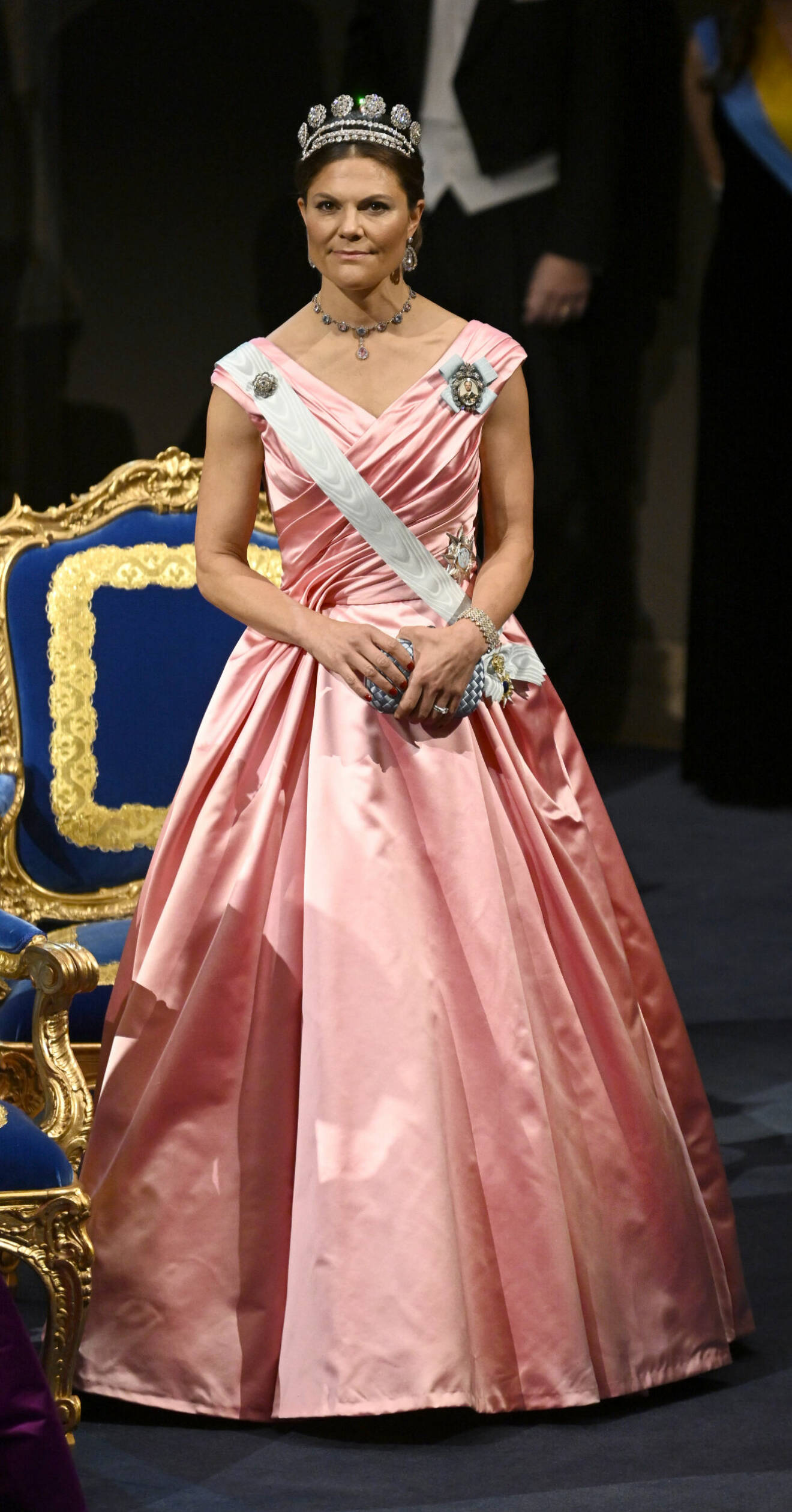 Kronprinsessan Victoria i en rosa klänning på Nobelbanketten