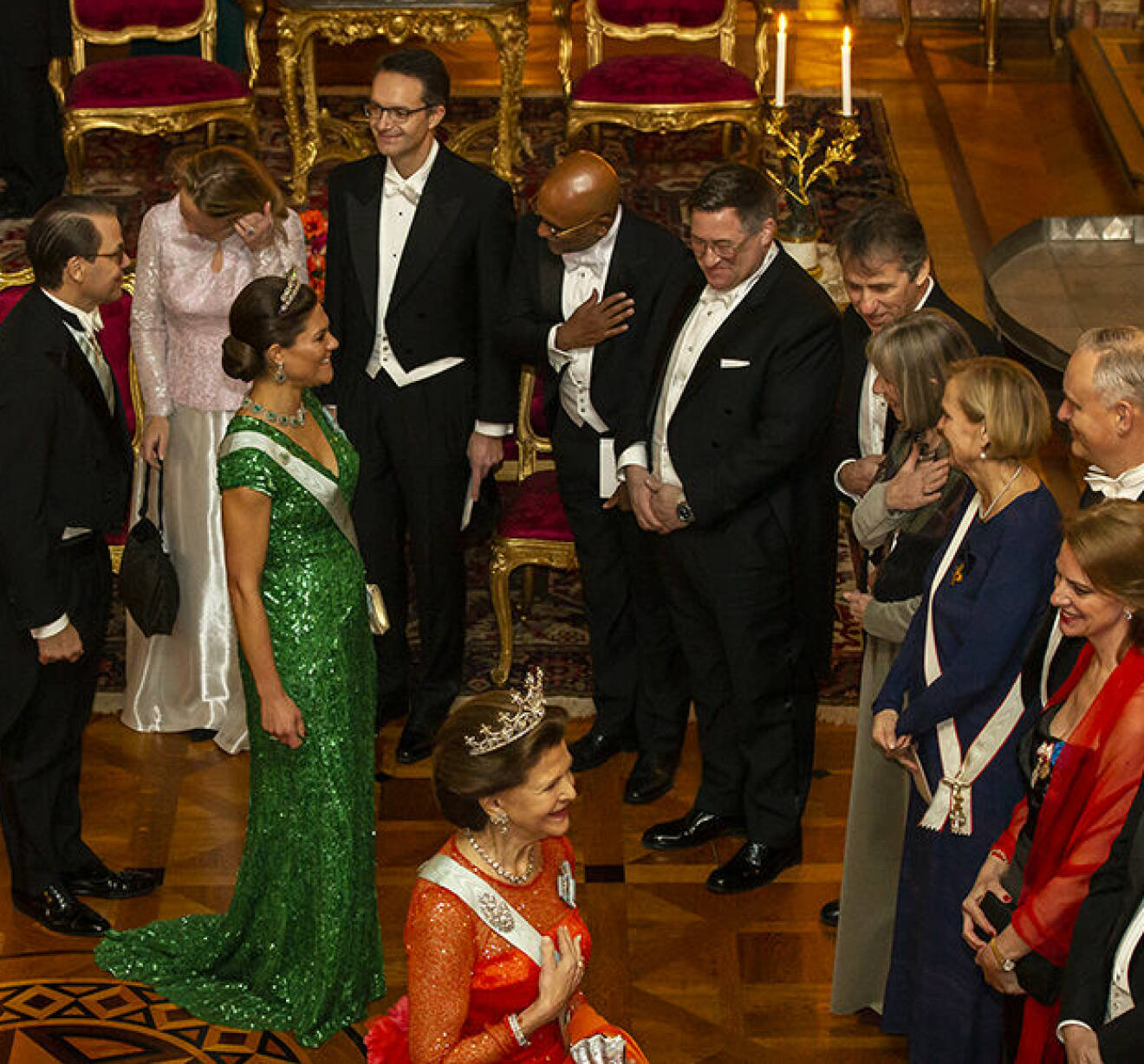 Kronprinsessan Victoria och drottning Silvia hälsar på gäster vid en kungamiddag på slottet