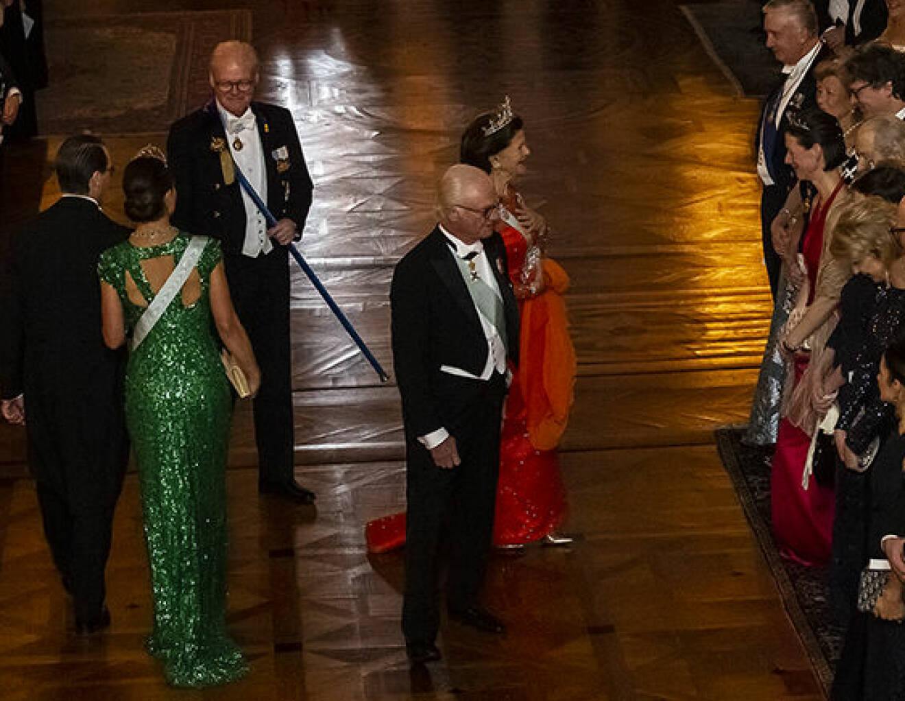 Kronprinsessan Victoria och prins Daniel med kungen och drottning silvia vid Nobelmiddagen på slottet 2022