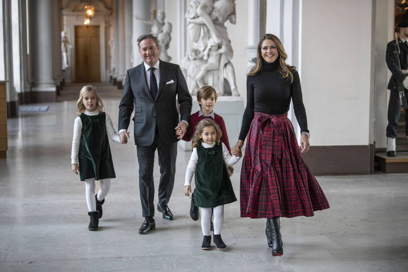 Prinsessan Madeleine, Chris O`Neill och barnen Leonore, Nicolas och Adrienne på väg att ta emot granar inför julfirandet från Skogshögskolans studentkår på Stockholms slott.