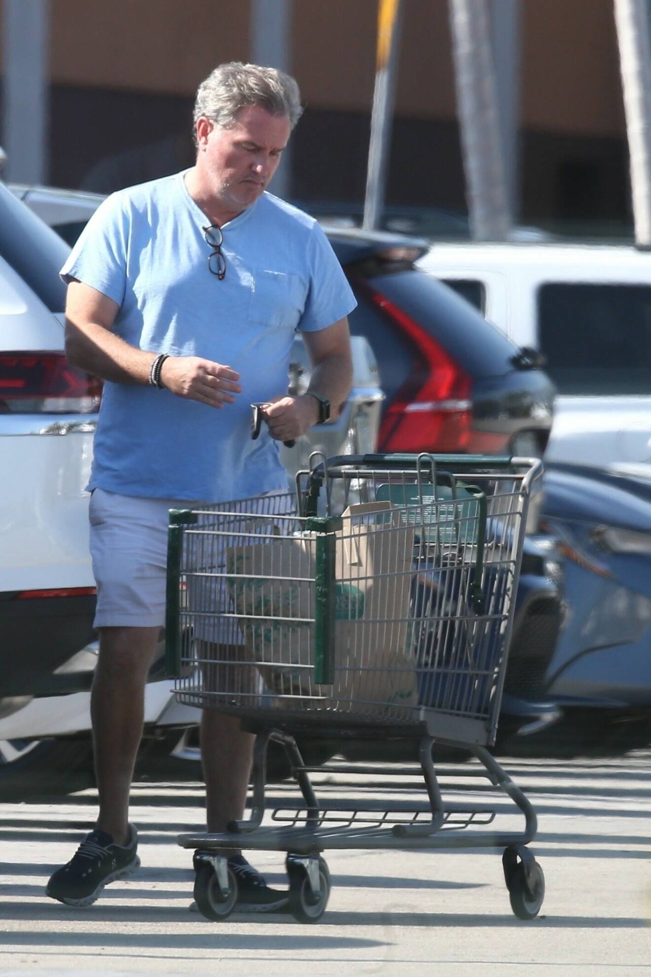 Chris O’Neill lastar in matkassarna i bilen efter att ha handlat på Whole Foods i Miami