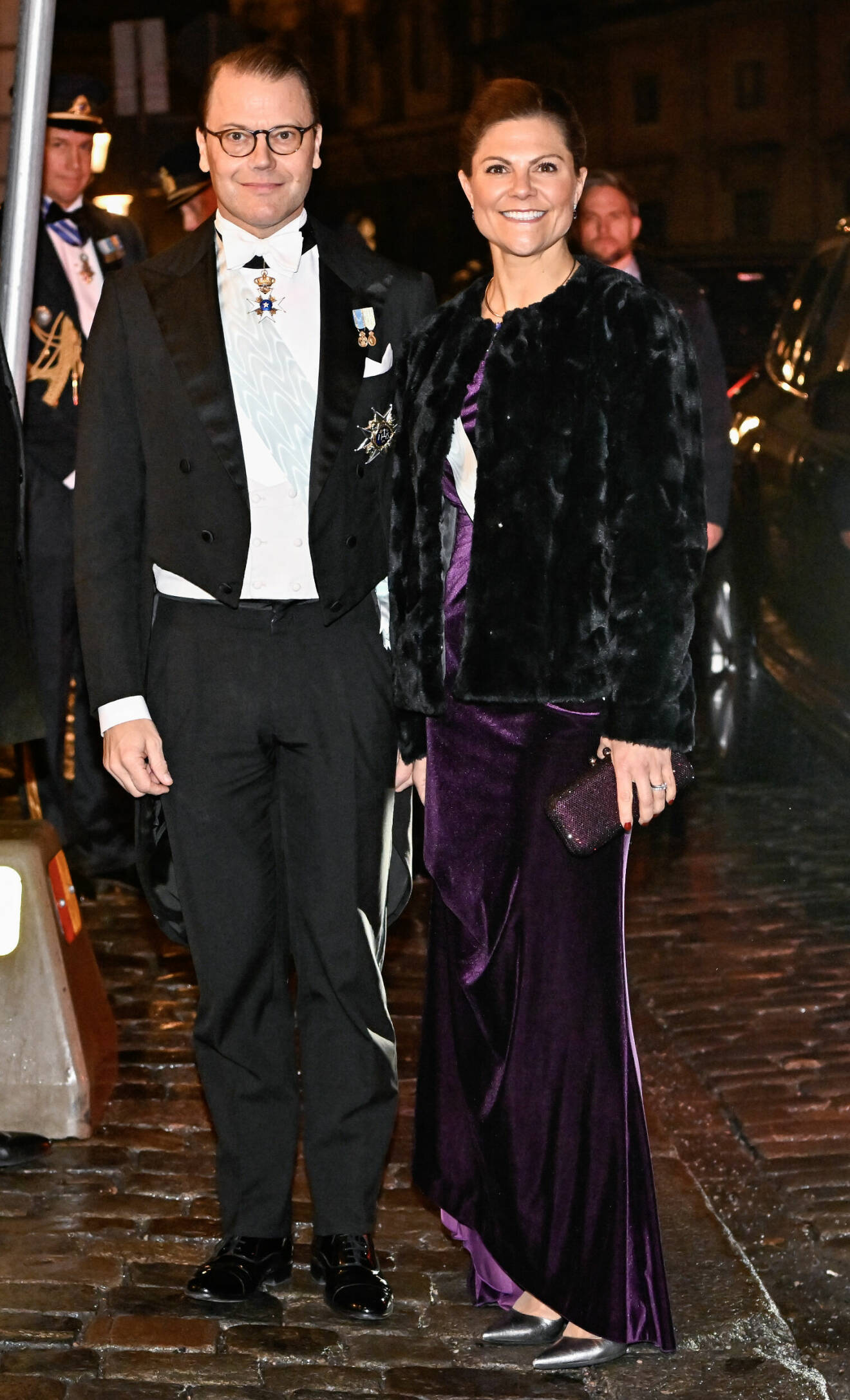 Kronprinsessan Victoria i lila sammet och prins Daniel i frack vid Svenska Akademiens högtidssammankomst 2022