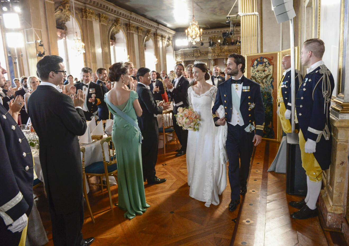 Prins Carl Philip och prinsessan Sofia anländer till bröllopsmiddagen i Vita Havet på Stockholms slott