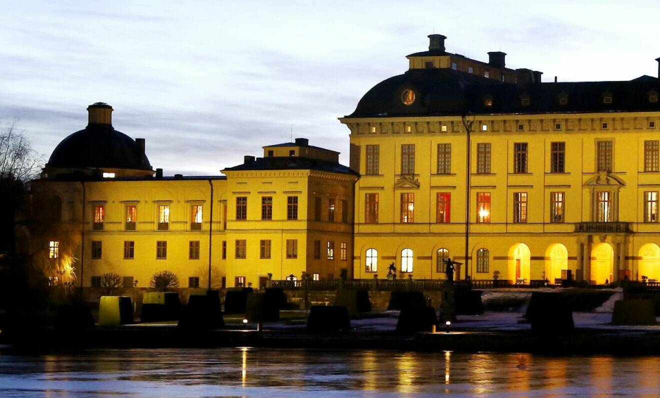 Drottningholms slott på kvällen med upplysta fönster