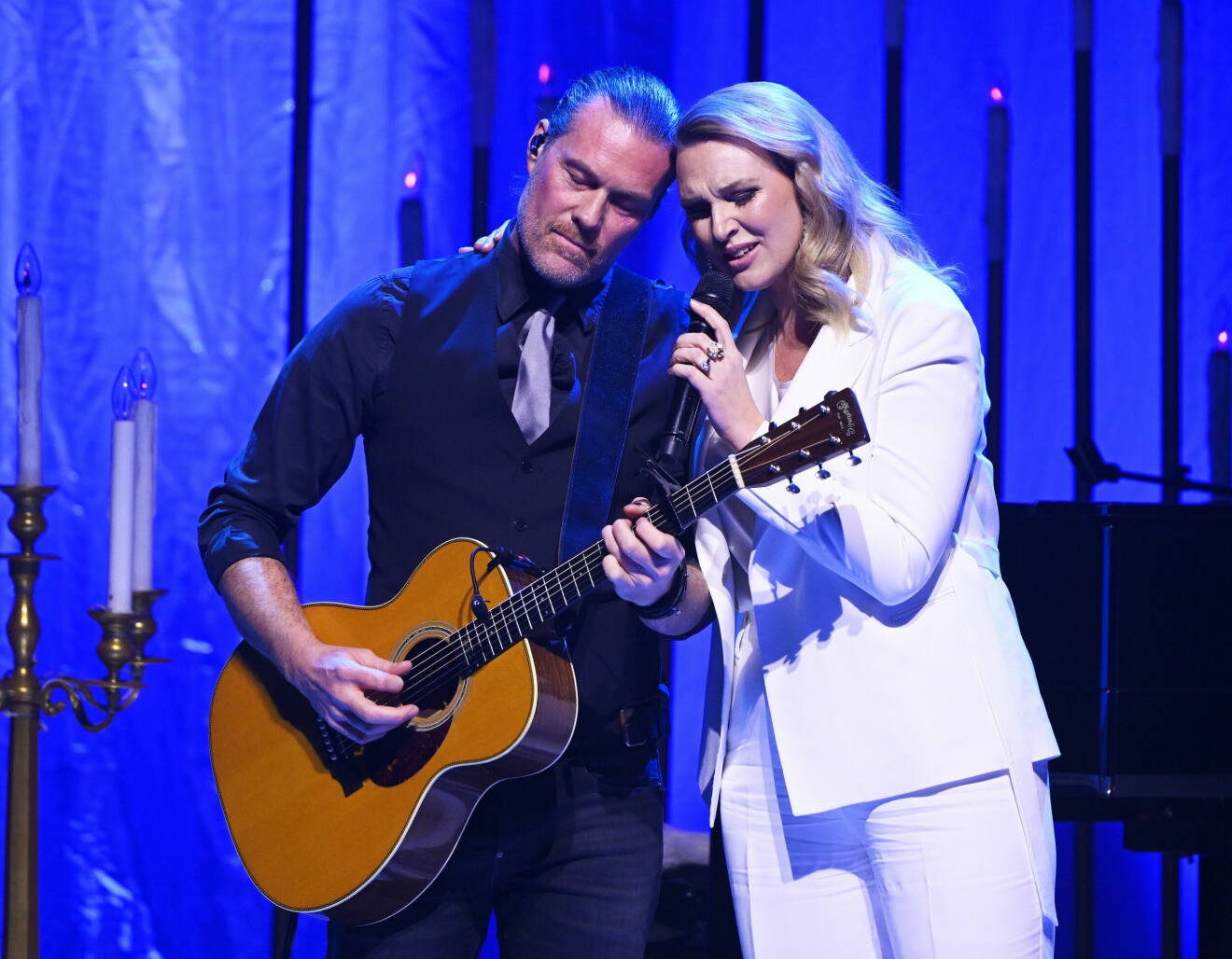 Joakim Ramsell spelar gitarr och Sanna Nielsen sjunger på scen under hennes föreställning Min Sanna Jul