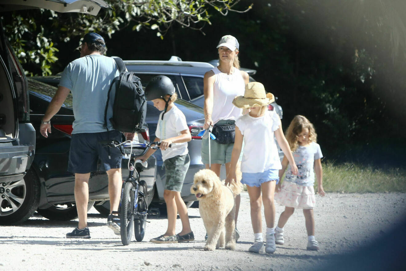 Prinsessan Madeleine och Chris O'Neill är ute och går med sin hund och barnen Adrienne, Leonore och NIcolas i Florida
