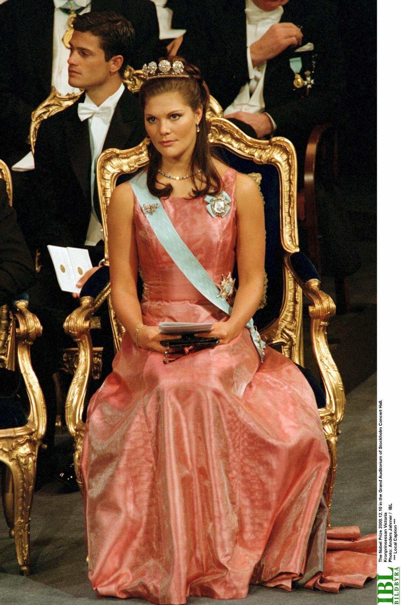 Kronprinsessan Victoria på Nobel 2000 i en rosa klänning