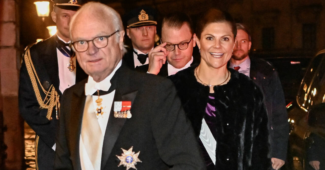 Kung Carl Gustaf, kronprinsessan Victoria och prins Daniel anländer till Svenska Akademiens högtidssammankomst i Börshuset i Gamla stan i Stockholm på tisdagen.